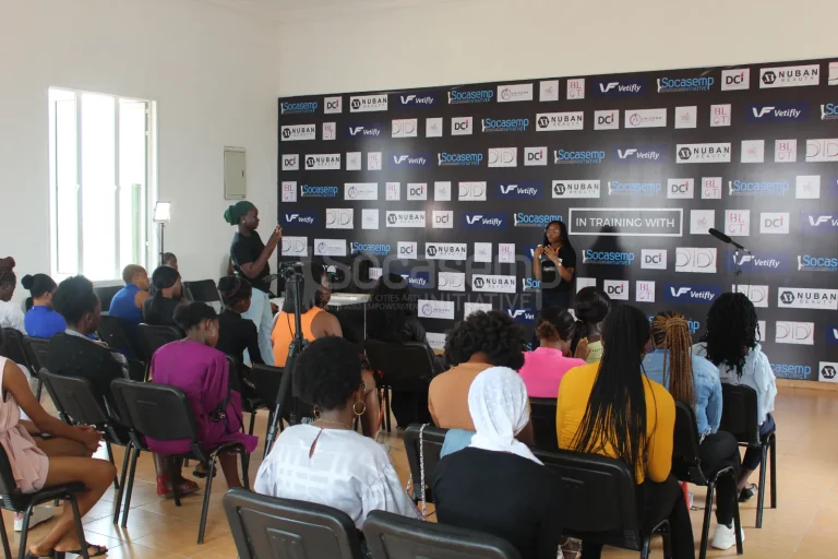 Coach Tola Banks teaching participants at the Socasemp In Training With session